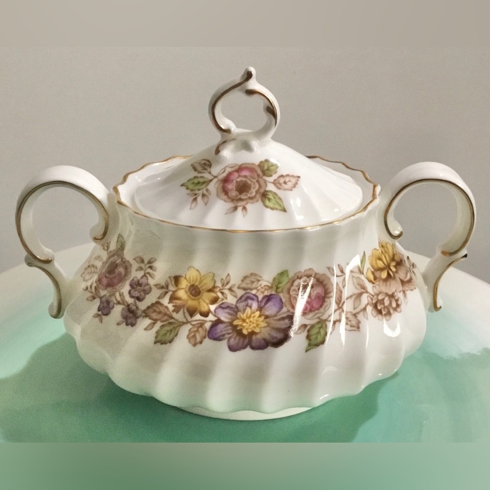 Vintage Royal Doulton ‘Mayfair’ lidded bowl
